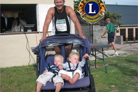 Hierdie foto getuig daarvan dat enige persoon/persone aan veral die pretloop kan deelneem (Argieffoto: Gansbaai Courant)